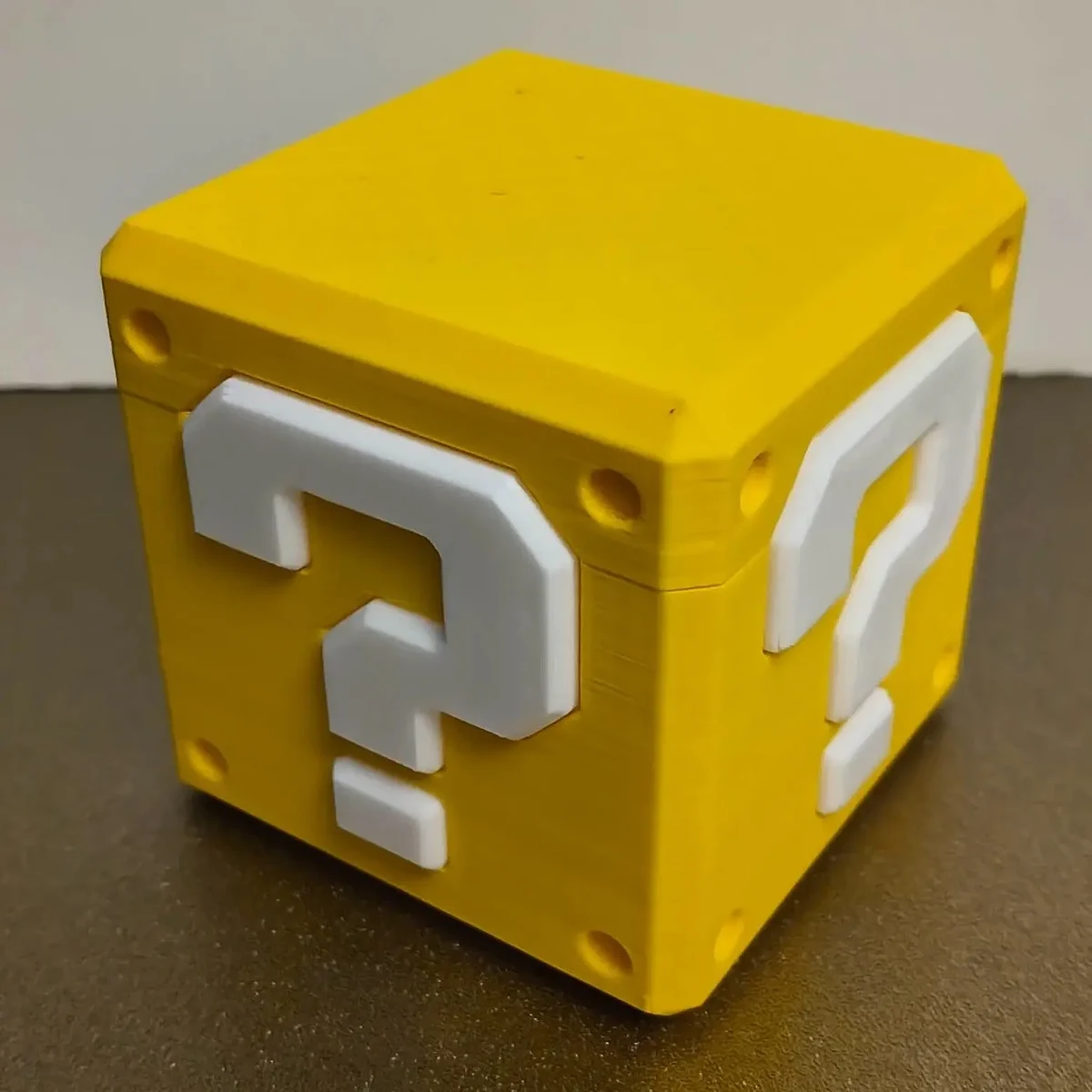 Super Mario Question Block Box – view 3