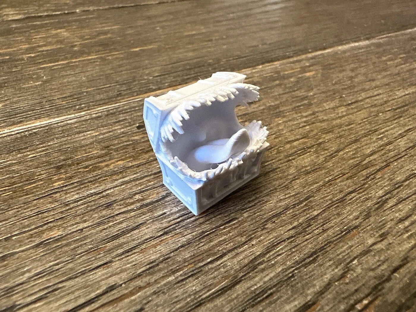 Giant Mimic Chest D&D Miniature – view 4
